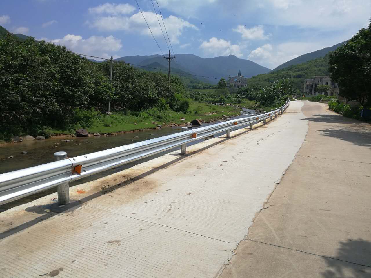 道路波形護欄